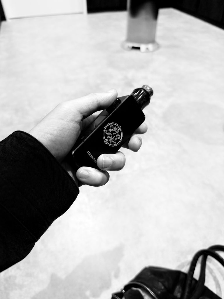kyriexxx's tweet photo. さてと

#vape https://t.co/Gfg909bznl