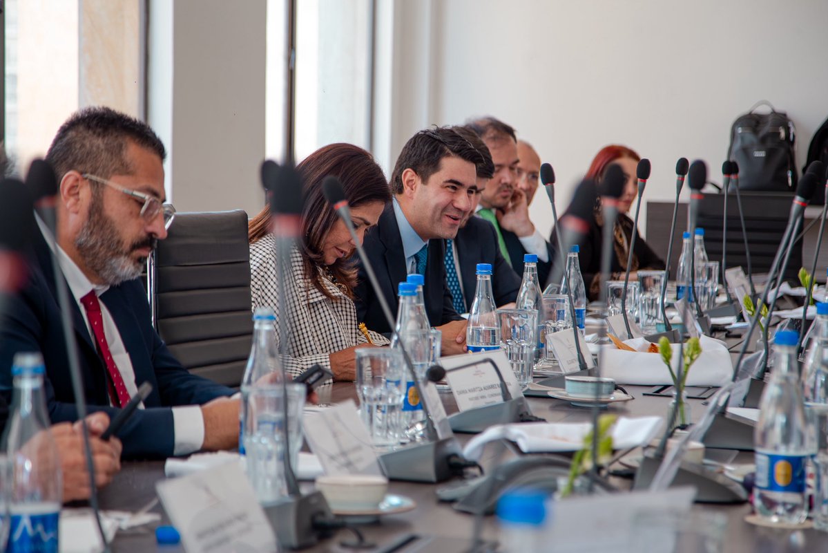 MincomercioCo's tweet photo. 🇨🇴 La Patria Milagro se construye con diálogo y articulación.

El ministro de Comercio, Industria y Turismo, @MauricioGomezCO, sostuvo un encuentro con los representantes a la Cámara de la Comisión Segunda, para fortalecer el diálogo institucional y avanzar en una agenda conjunta por el desarrollo productivo, la competitividad y las oportunidades para las regiones.

Desde el @MincomercioCo seguimos trabajando con el Congreso y todos los sectores para construir una Economía Milagro que genere más oportunidades para los colombianos.