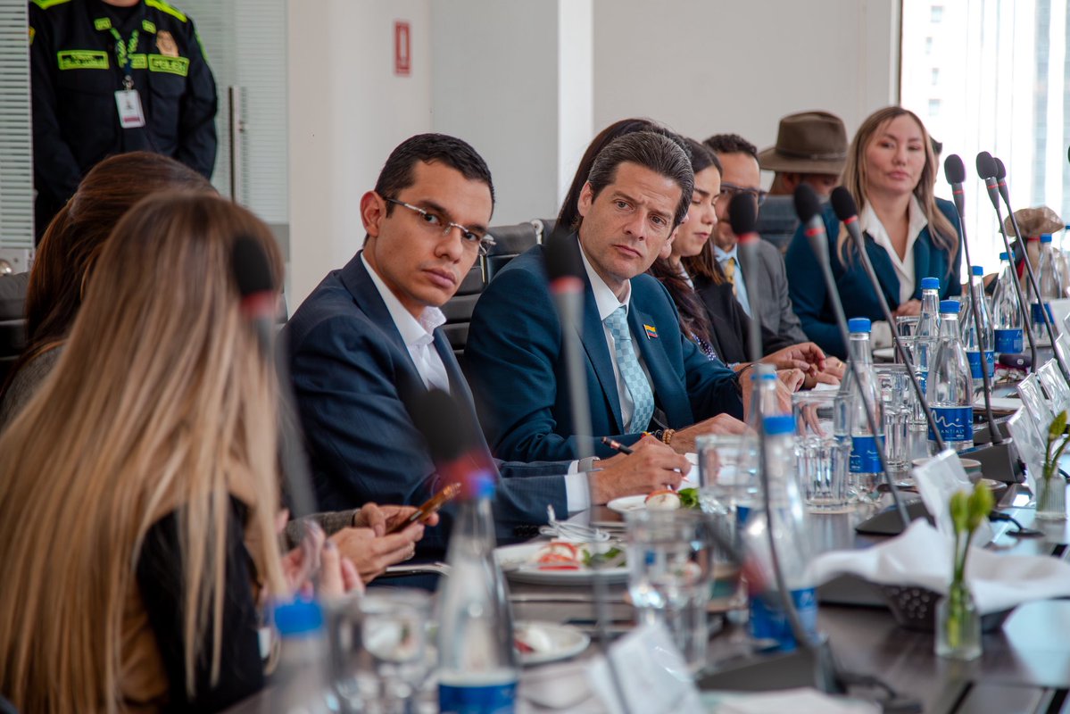 MincomercioCo's tweet photo. 🇨🇴 La Patria Milagro se construye con diálogo y articulación.

El ministro de Comercio, Industria y Turismo, @MauricioGomezCO, sostuvo un encuentro con los representantes a la Cámara de la Comisión Segunda, para fortalecer el diálogo institucional y avanzar en una agenda conjunta por el desarrollo productivo, la competitividad y las oportunidades para las regiones.

Desde el @MincomercioCo seguimos trabajando con el Congreso y todos los sectores para construir una Economía Milagro que genere más oportunidades para los colombianos.
