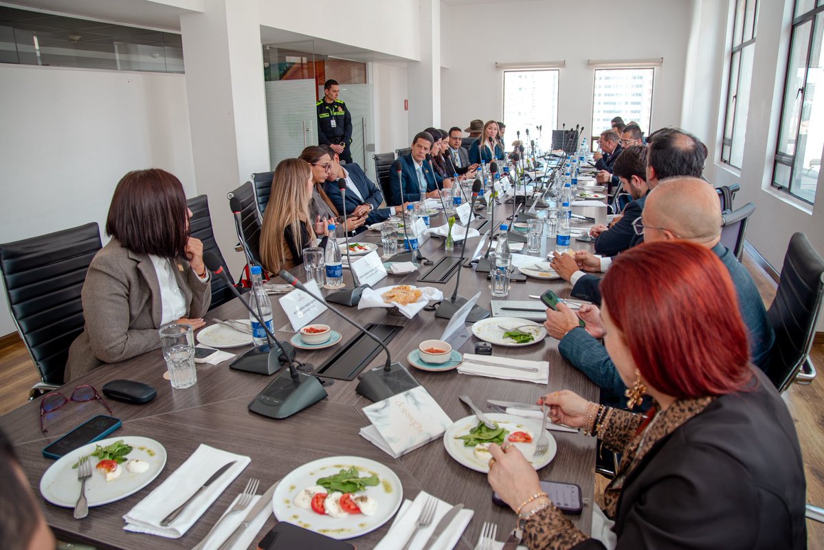 MincomercioCo's tweet photo. 🇨🇴 La Patria Milagro se construye con diálogo y articulación.

El ministro de Comercio, Industria y Turismo, @MauricioGomezCO, sostuvo un encuentro con los representantes a la Cámara de la Comisión Segunda, para fortalecer el diálogo institucional y avanzar en una agenda conjunta por el desarrollo productivo, la competitividad y las oportunidades para las regiones.

Desde el @MincomercioCo seguimos trabajando con el Congreso y todos los sectores para construir una Economía Milagro que genere más oportunidades para los colombianos.