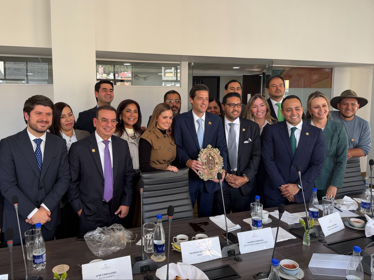 MincomercioCo's tweet photo. 🇨🇴 La Patria Milagro se construye con diálogo y articulación.

El ministro de Comercio, Industria y Turismo, @MauricioGomezCO, sostuvo un encuentro con los representantes a la Cámara de la Comisión Segunda, para fortalecer el diálogo institucional y avanzar en una agenda conjunta por el desarrollo productivo, la competitividad y las oportunidades para las regiones.

Desde el @MincomercioCo seguimos trabajando con el Congreso y todos los sectores para construir una Economía Milagro que genere más oportunidades para los colombianos.