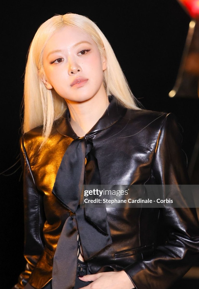 NumberOnesNews's tweet photo. This photo of her..perfection 

ROSÉ AT YSL PFW
#ROSÉ #SaintLaurent #ParisFashionWeek https://t.co/CctJsg2qzM