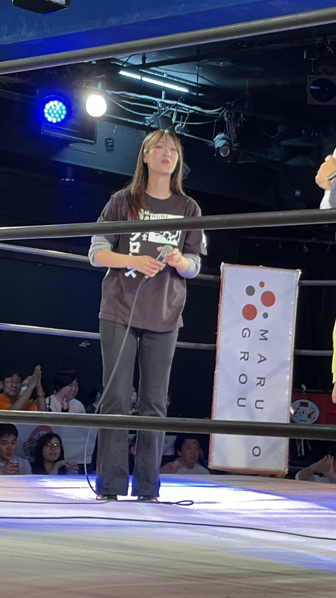 bonchobi2345's tweet photo. 物販にいた小力さんが次女に
「パラパラ踊る?」と
「ほんとに踊るのかな?」と焦ってたら
「ちびっこおいで〜」
の呼びかけに
元ちびっこの次女およそ18〜19年ぶりに新宿FACEでリングイン!
#西口プロレス
#KID https://t.co/OqezVGwvMj