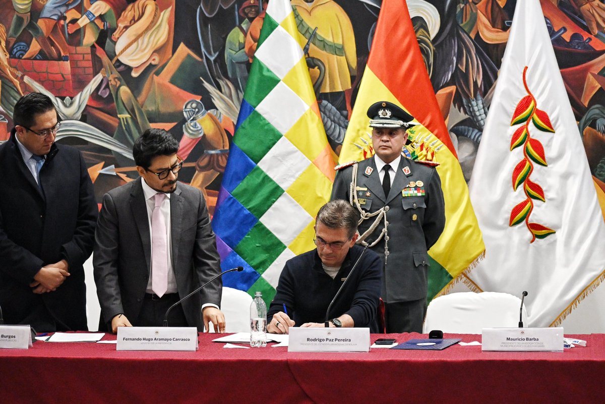 Rodrigo_PazP's tweet photo. Firmamos con los alcaldes de las ciudades capitales y El Alto, y con la Asociación de Municipalidades de Bolivia, el Acuerdo 50/50. Reconocemos que cada municipio es distinto, no hay una sola fórmula para todos. Por eso la Agenda 50/50 avanzará de manera progresiva y diferenciada, con corresponsabilidad, transparencia y resultados verificables.

Trabajaremos en tres ejes. Primero, más libertad y eficiencia para los municipios, con prioridad en la salud, menos burocracia y un reporte único al nivel central. Segundo, reformas normativas para eliminar las restricciones al gasto municipal. Tercero, acuerdos fiscales para avanzar hacia una distribución más equitativa de los recursos.

Las mesas técnicas funcionarán de manera continua y los consensos se convertirán en proyectos de ley, decretos y acuerdos fiscales. Este acuerdo es un paso hacia el Gran Acuerdo Nacional para las Autonomías, por un Estado que funcione mejor y esté más cerca de la gente. 🇧🇴