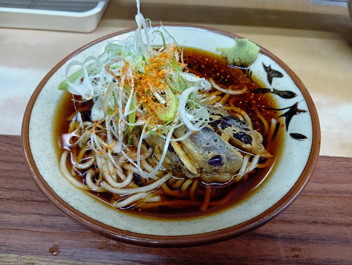 vibramute1's tweet photo. 今日のゲソ天は衣軽めでカリカリ＆サクサク感良好、中のゲソはプリプリ感抜群でした。特大サイズこそ入っていませんでしたが、大粒揃いで食べ応えありました。「冷やし」は本日9月30日で終わりとなりますので、今シーズン最後の冷やしナス天そばを追加でお願いしました。続く
六文そば中延 https://t.co/1hnNReCikc