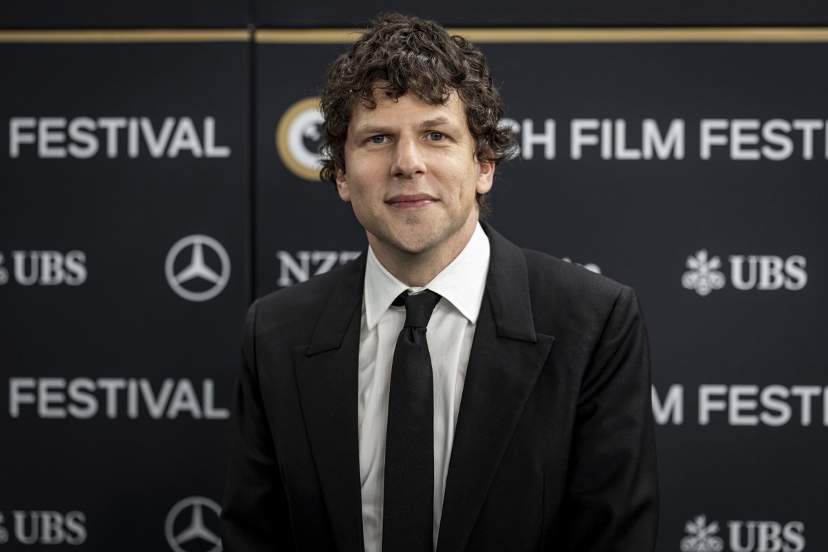 SanojaReinaldo's tweet photo. Actor estadounidense Jesse Eisenberg recordó su viaje a Venezuela citando «Fui a Venezuela en el 2014 y todo estaba depinga, la gente hacia mercado con 3 carritos llenos por familia y los niños estudiaban en mini computadoras entregadas por el estado» las sanciones jodieron todo. https://t.co/aqNudMxsLo
