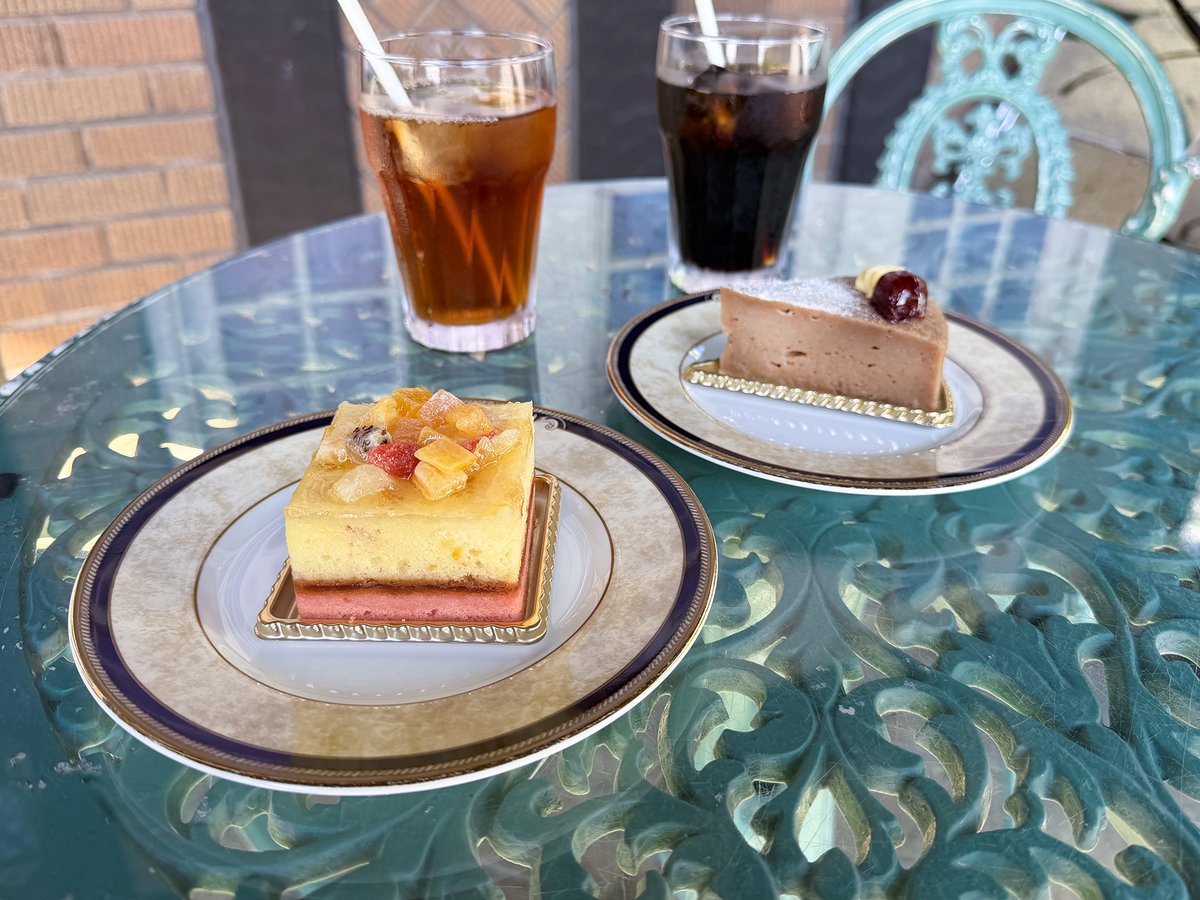 asahi_oyamazaki's tweet photo. 30周年限定カフェスイーツ🍰
リーガロイヤルホテル京都様ご協力のもと、復刻スイーツ2種がカフェに登場！
・ルオーのステンドグラス風ケーキ
・モネのレシピのアレンジマロンケーキ

あなたはどちらが気になりますか？
https://t.co/GelXC5eEgQ
#アサヒグループ大山崎山荘美術館 https://t.co/kV49wlDaep