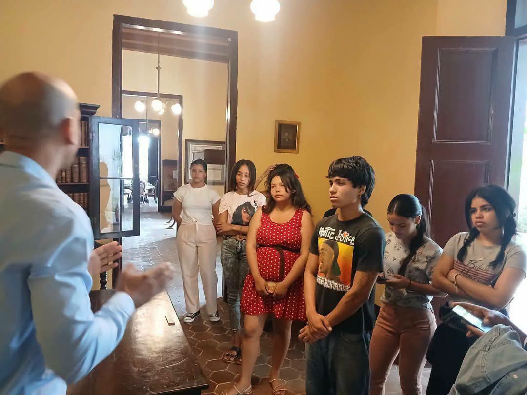 CubaMES's tweet photo. 🇨🇺Ayer, las clases de Seguridad Nacional en @Universidad_UDG se desarrollaron en la Casa Natal de Carlos Manuel de Céspedes, con la presencia del Presidente de la Unión de Historiadores de la provincia. Jornada especial para reconectar con nuestras raíces. 

ℹ️📷 #UDGranma 
#Cuba https://t.co/o0InVd8VbZ