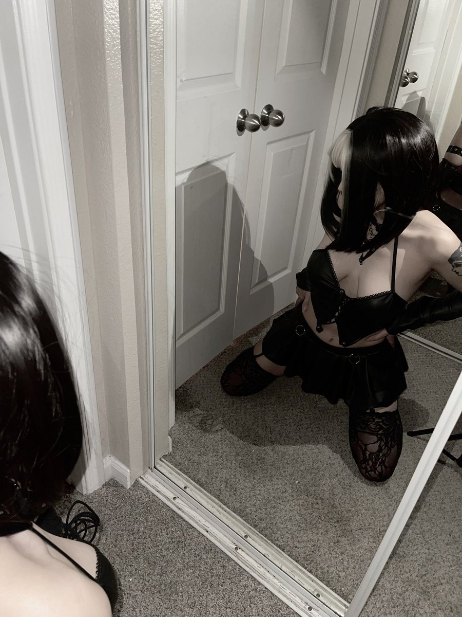 Bunnyfangs's tweet photo. If I were an npc would you try and romance me? 🖤 https://t.co/CTRcfR70HX