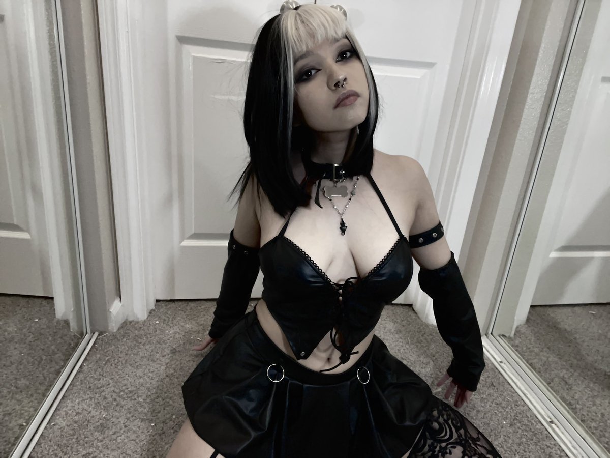 Bunnyfangs's tweet photo. If I were an npc would you try and romance me? 🖤 https://t.co/CTRcfR70HX
