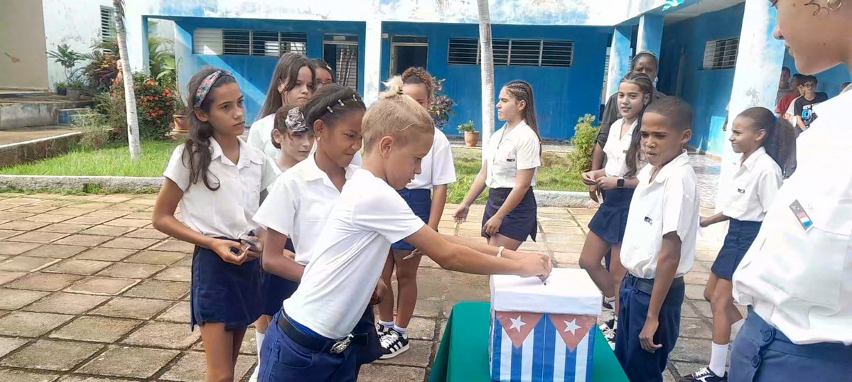 alexeimc68's tweet photo. Pioneros cardenenses desarrollaron las elecciones con las que eligieron a los estudiantes que los representarán a nivel de destacamento y colectivo. La jornada se convirtió en momento de alegría y compromiso.
#MatancerosEnVictoria. https://t.co/Bx4b92HSse