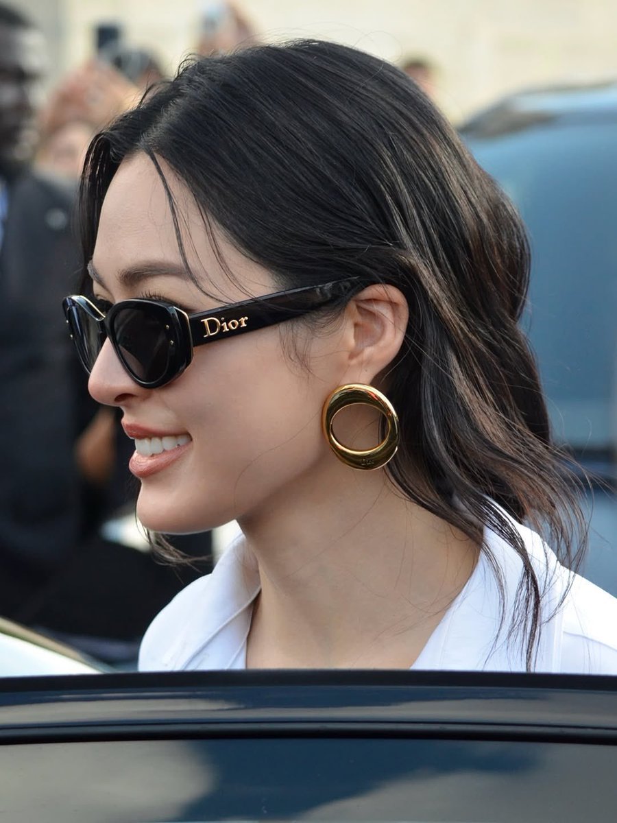 Pas_Kkkyo's tweet photo. คุณ Lingling Kwong เชิ้ตขาว แว่นดำ Dior น่ะนะ 🫠 หล่อสะใจเลยล่ะ 

LINGORM BA DIOR AT PFW #DiorSummer27xLingOrm https://t.co/iTF7ympp7D