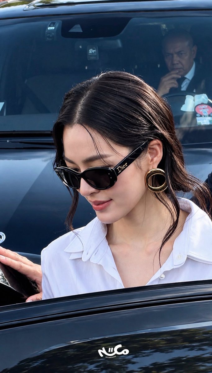 Pas_Kkkyo's tweet photo. คุณ Lingling Kwong เชิ้ตขาว แว่นดำ Dior น่ะนะ 🫠 หล่อสะใจเลยล่ะ 

LINGORM BA DIOR AT PFW #DiorSummer27xLingOrm https://t.co/iTF7ympp7D
