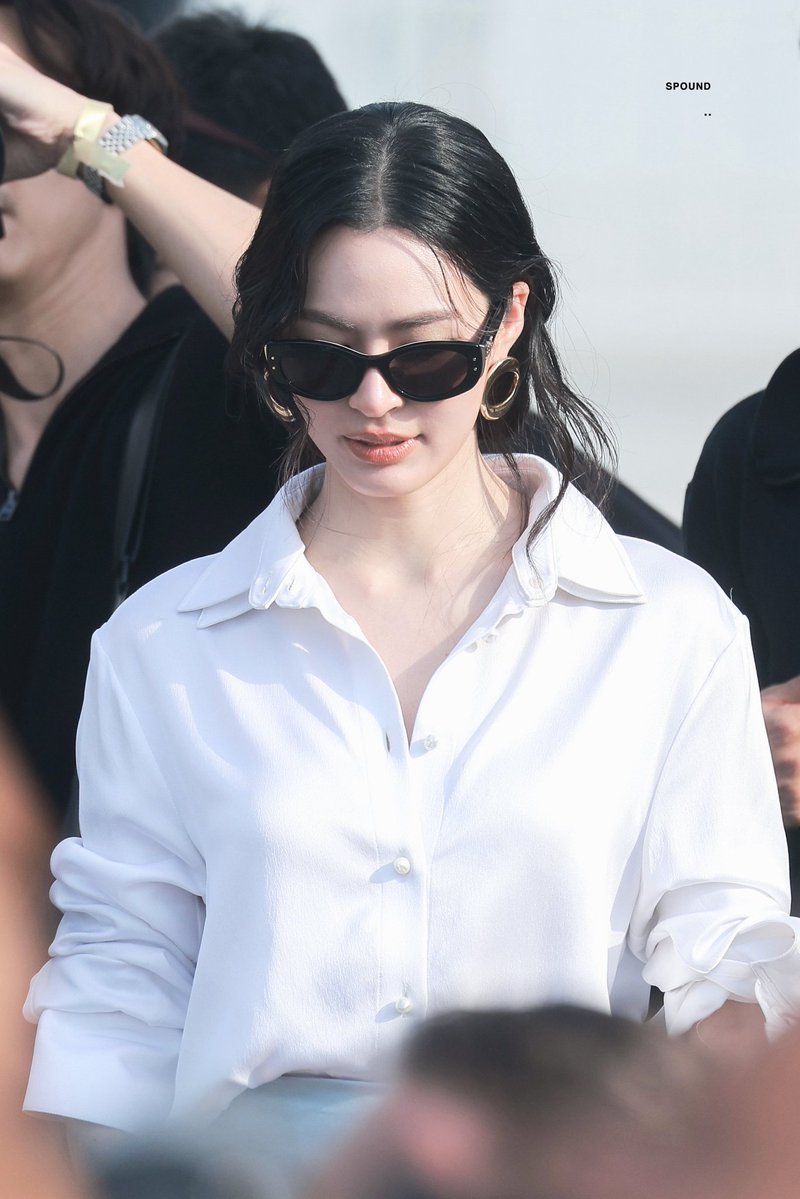Pas_Kkkyo's tweet photo. คุณ Lingling Kwong เชิ้ตขาว แว่นดำ Dior น่ะนะ 🫠 หล่อสะใจเลยล่ะ 

LINGORM BA DIOR AT PFW #DiorSummer27xLingOrm https://t.co/iTF7ympp7D