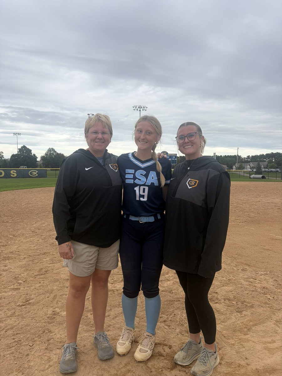 LaneBartels2028's tweet photo. Thank you @BlugoldCoachH and @place_abbey72 for a great camp this past Saturday! It was great to have one on one time with current @UWECSoftball players as well as play live scrimmages and learn new drills! https://t.co/9SiK2LgpEV