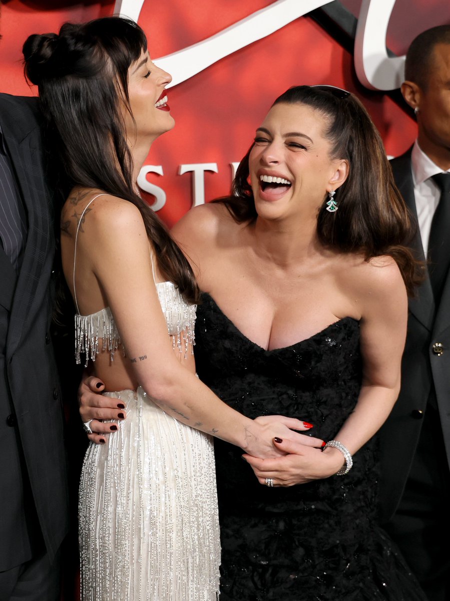 ahathawayfiles's tweet photo. Cuties! https://t.co/tUIiFWFGcr