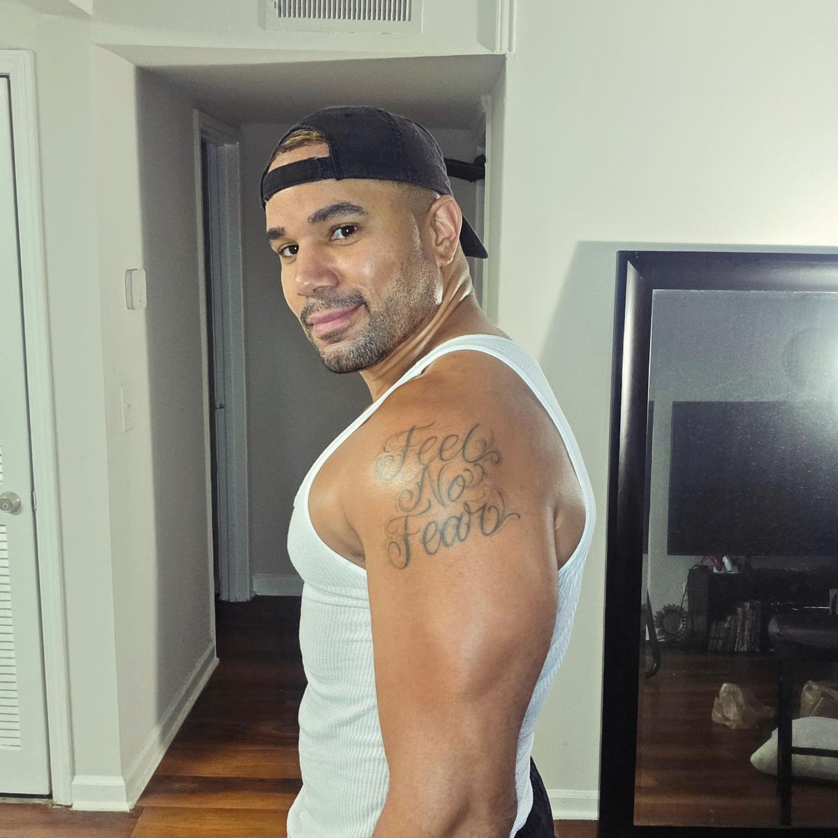 CKolumbice's tweet photo. Cum see me tonight at BJ ROOSTER'S for some drinks 🍸 https://t.co/qBWNr50mas