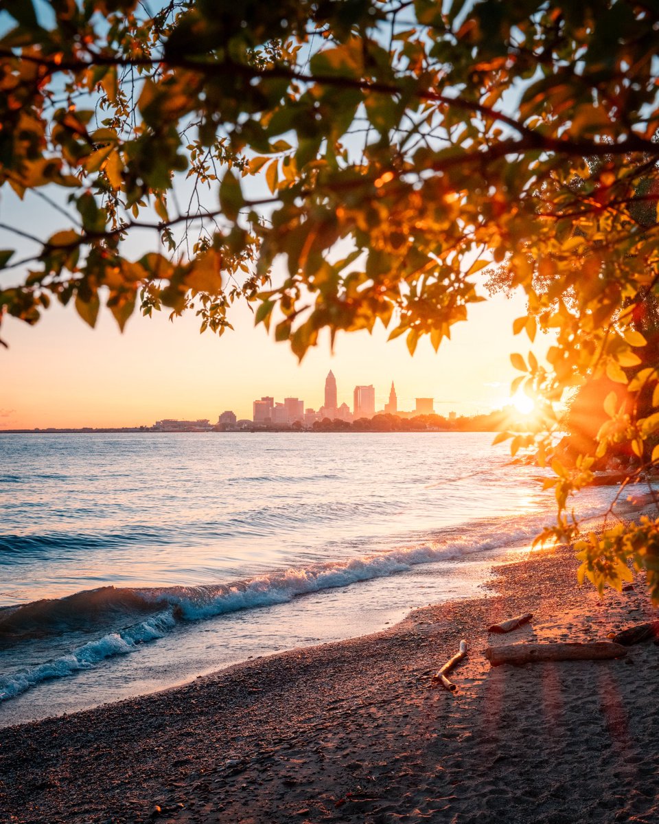 GabeWasylko's tweet photo. Autumn Waves in Cleveland, Ohio https://t.co/vOizWJro0F