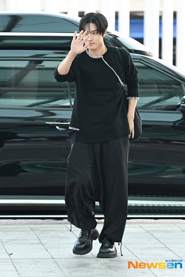 deobimom's tweet photo. #ERIC #에릭 MEDIA PHOTOS on the way to paris fashion week with YOHJI YAMAMOTO ♡

✨️ thread ✨️ https://t.co/yVoO8rQHHs