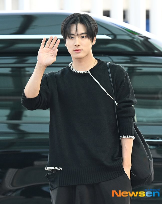 deobimom's tweet photo. #ERIC #에릭 MEDIA PHOTOS on the way to paris fashion week with YOHJI YAMAMOTO ♡

✨️ thread ✨️ https://t.co/yVoO8rQHHs