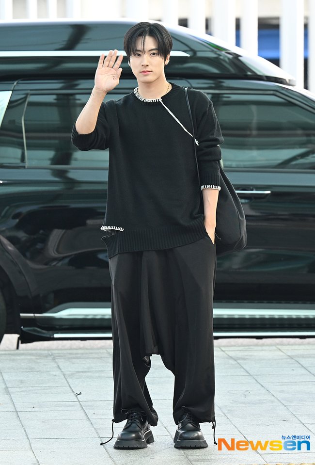 deobimom's tweet photo. #ERIC #에릭 MEDIA PHOTOS on the way to paris fashion week with YOHJI YAMAMOTO ♡

✨️ thread ✨️ https://t.co/yVoO8rQHHs