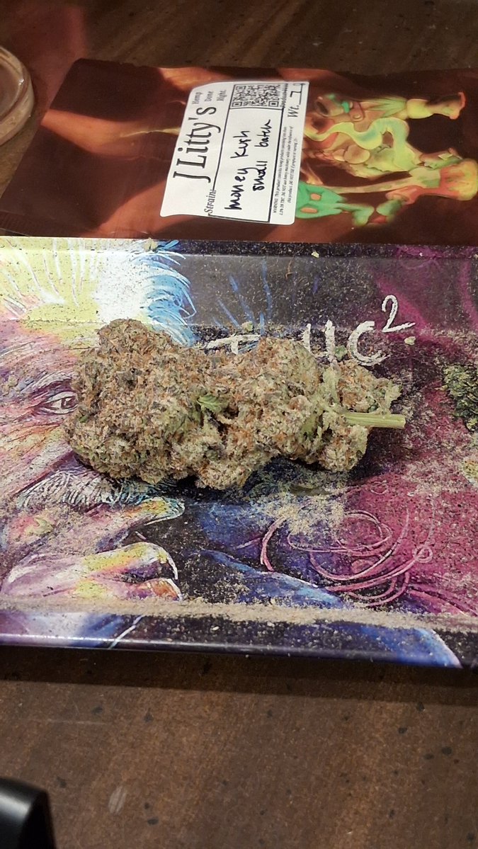 DaN4_ThE2_MaN_0's tweet photo. 💣🔥Money Kush🔥💣
Smell in the bag is Stout, Musky & Berries. Ground up brings out a Savory Funk of Cedar and Cloves. It taste Herbal, Toasted Nuts & Earthy with a mild Sweet aftertaste! All in all 10/10.
Need i say more about the bud size! Dank Buds that smell and taste amazing!!! Bought another zip!
@JLittys @lala420tokes2 
Happy 💚420💚