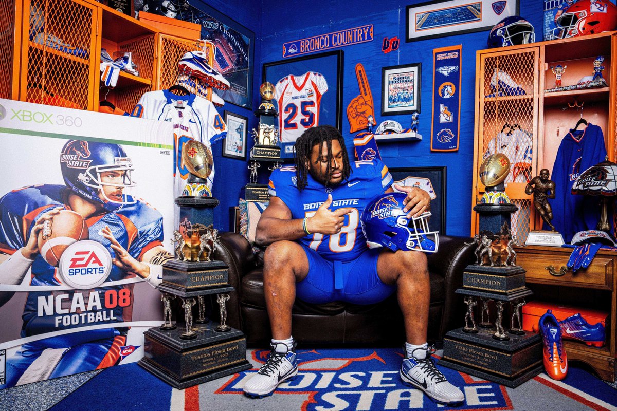 BroncoSportsFB's tweet photo. 𝙏𝙝𝙚𝙧𝙚'𝙨 𝙖 𝙡𝙤𝙩 𝙤𝙛 𝙝𝙞𝙨𝙩𝙤𝙧𝙮 𝙞𝙣 𝙩𝙝𝙞𝙨 𝙡𝙤𝙜𝙤.

#BleedBlue | #BuiltDifferent https://t.co/DlgZ5mT123