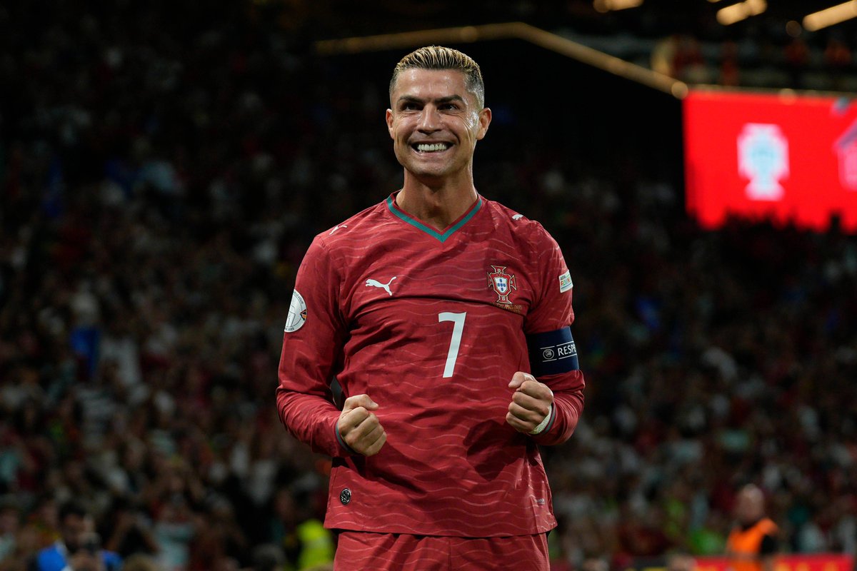 MiguelMartinho7's tweet photo. Desde 2022 que a comunicação social andou matar o homem que deu o nome de Portugal na mapa de futebol mundial. 

A comunicação social portuguesa é o pior que pode passar ao Cristiano Ronaldo.

Não é de ser sinceridade, é de hipocrisia. #VaiDarPortugal https://t.co/MbCVlFcEVO
