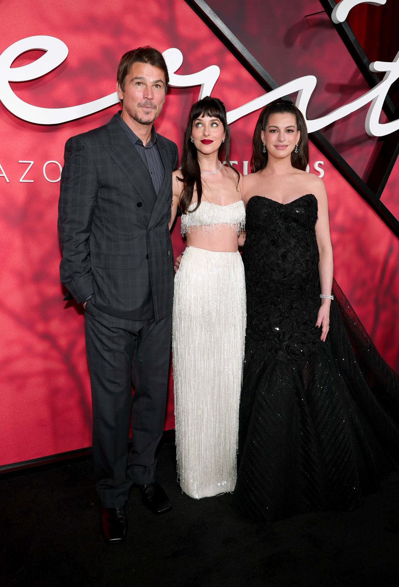 ChicksInTheOff's tweet photo. Ladies and gentlemen, the cast of ‘Verity’ 👏 Dakota Johnson, Anne Hathaway and Josh Hartnett at the NYC premiere tonight 🤍 https://t.co/lwQMd4gx8U