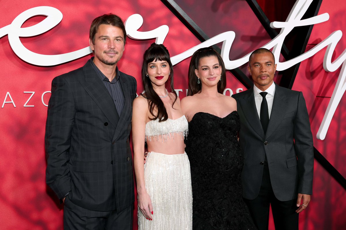 ChicksInTheOff's tweet photo. Ladies and gentlemen, the cast of ‘Verity’ 👏 Dakota Johnson, Anne Hathaway and Josh Hartnett at the NYC premiere tonight 🤍 https://t.co/lwQMd4gx8U