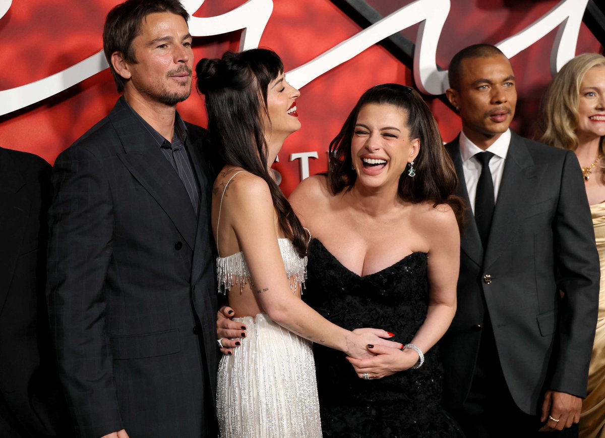 ChicksInTheOff's tweet photo. Ladies and gentlemen, the cast of ‘Verity’ 👏 Dakota Johnson, Anne Hathaway and Josh Hartnett at the NYC premiere tonight 🤍 https://t.co/lwQMd4gx8U