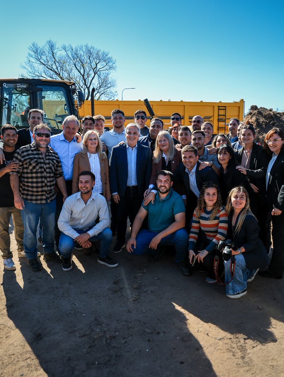 MartinLlaryora's tweet photo. INNOVACIÓN PARA PRODUCIR MÁS Y GENERAR TRABAJO

En #RíoCuarto dimos inicio a la construcción del nuevo edificio de Innovación y Emprendimiento de @AgenciaProCba junto al campus de la Universidad Nacional de Río Cuarto #UNRC.

Será un espacio para unir el conocimiento científico y tecnológico con la capacidad productiva del sur provincial. Para que empresas, emprendedores, universidades e instituciones trabajen juntos y conviertan las ideas en proyectos, oportunidades y más #empleo.

Esta gran #infraestructura es una puerta para que nuestros estudiantes potencien sus capacidades, desarrollen emprendimientos y se vinculen con empresas capaces de llevar sus soluciones al mundo real.

Más allá de los partidos políticos y de las diferencias, pudimos trabajar juntos para construir un espacio integrado a la Universidad, porque cuando el Estado, la comunidad académica, el sistema científico y el sector privado se complementan, toda la región crece.

#HacerParaCrecer