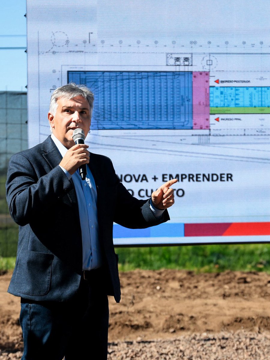 MartinLlaryora's tweet photo. INNOVACIÓN PARA PRODUCIR MÁS Y GENERAR TRABAJO

En #RíoCuarto dimos inicio a la construcción del nuevo edificio de Innovación y Emprendimiento de @AgenciaProCba junto al campus de la Universidad Nacional de Río Cuarto #UNRC.

Será un espacio para unir el conocimiento científico y tecnológico con la capacidad productiva del sur provincial. Para que empresas, emprendedores, universidades e instituciones trabajen juntos y conviertan las ideas en proyectos, oportunidades y más #empleo.

Esta gran #infraestructura es una puerta para que nuestros estudiantes potencien sus capacidades, desarrollen emprendimientos y se vinculen con empresas capaces de llevar sus soluciones al mundo real.

Más allá de los partidos políticos y de las diferencias, pudimos trabajar juntos para construir un espacio integrado a la Universidad, porque cuando el Estado, la comunidad académica, el sistema científico y el sector privado se complementan, toda la región crece.

#HacerParaCrecer