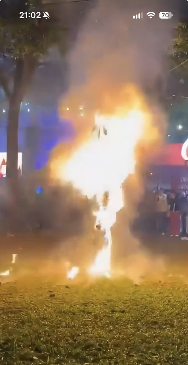 SantiRavidlasPy's tweet photo. Por lejos cuando el mundo creyó que en Paraguay se hace vudús gigantes cuando una persona se convierte en enemigo del pueblo… 

👉🏻 VIDEO: https://t.co/cj9eb9XnDJ https://t.co/nKS0HJEVFd