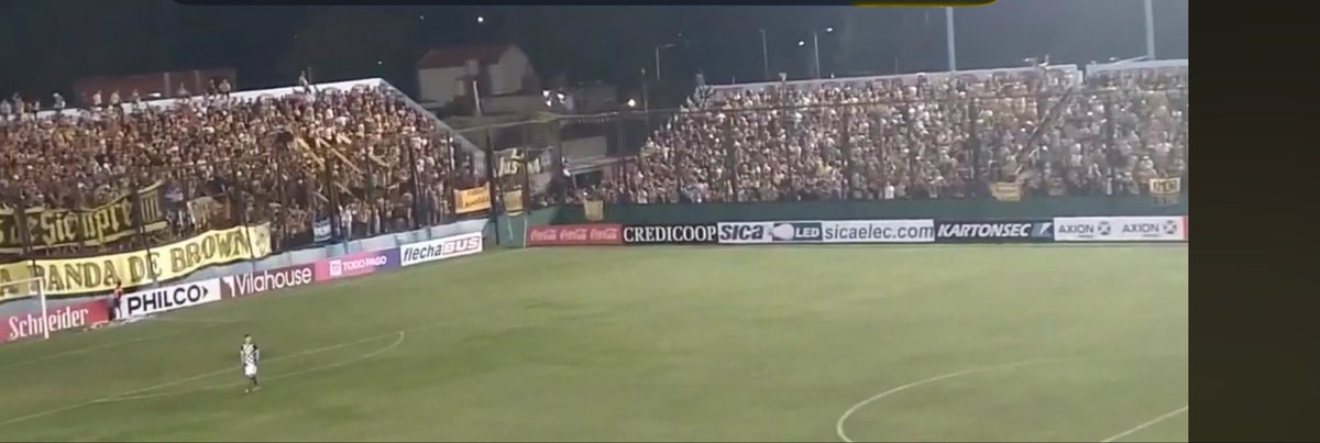 Simpleaurinegro's tweet photo. Si hablamos de copar, hablemos de Almirante en Arsenal que había solamente una popular habilitada y tuvieron que abrir la del costado porque estaba rebalsada https://t.co/4QewCasVWt