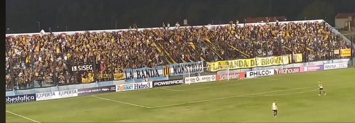 Simpleaurinegro's tweet photo. Si hablamos de copar, hablemos de Almirante en Arsenal que había solamente una popular habilitada y tuvieron que abrir la del costado porque estaba rebalsada https://t.co/4QewCasVWt