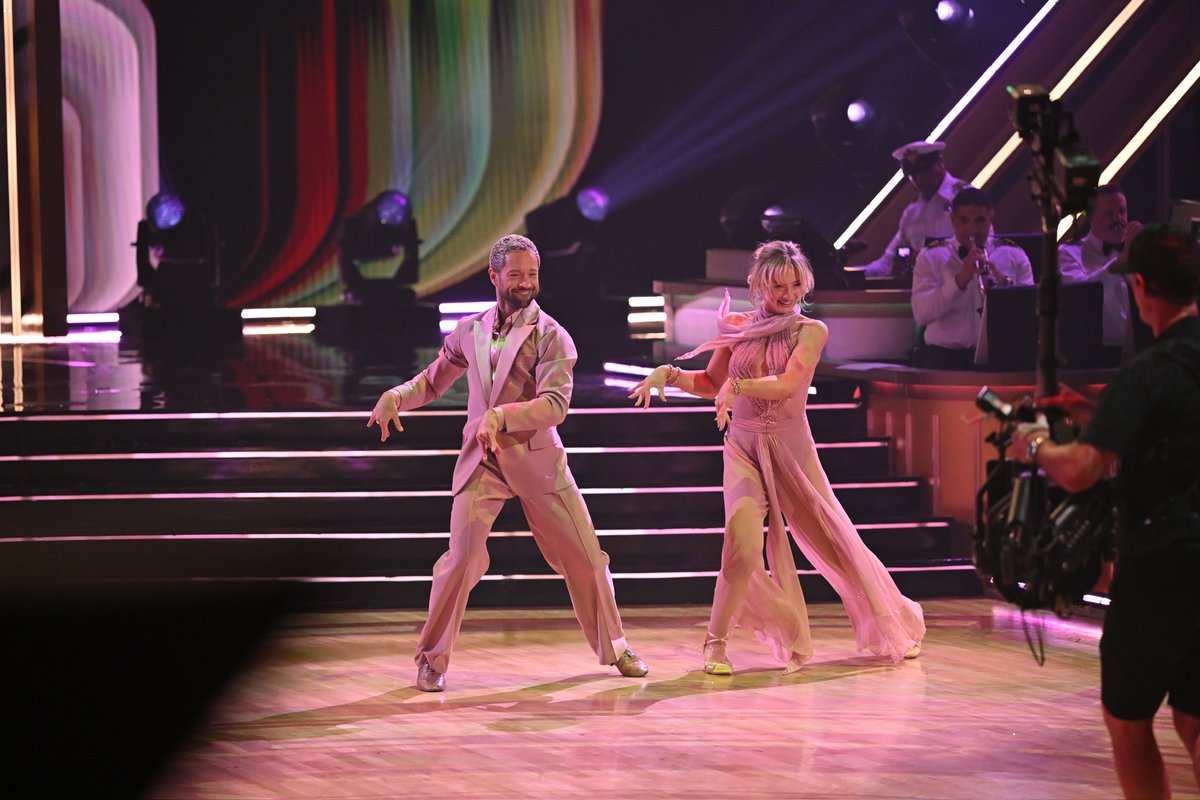 officialdwts's tweet photo. It IS in the way that they Foxtrot 👏 Amber Glenn and Pasha Pashkov certainly held that line this week! #YachtRockNight #DWTS https://t.co/amUFpP2fg9