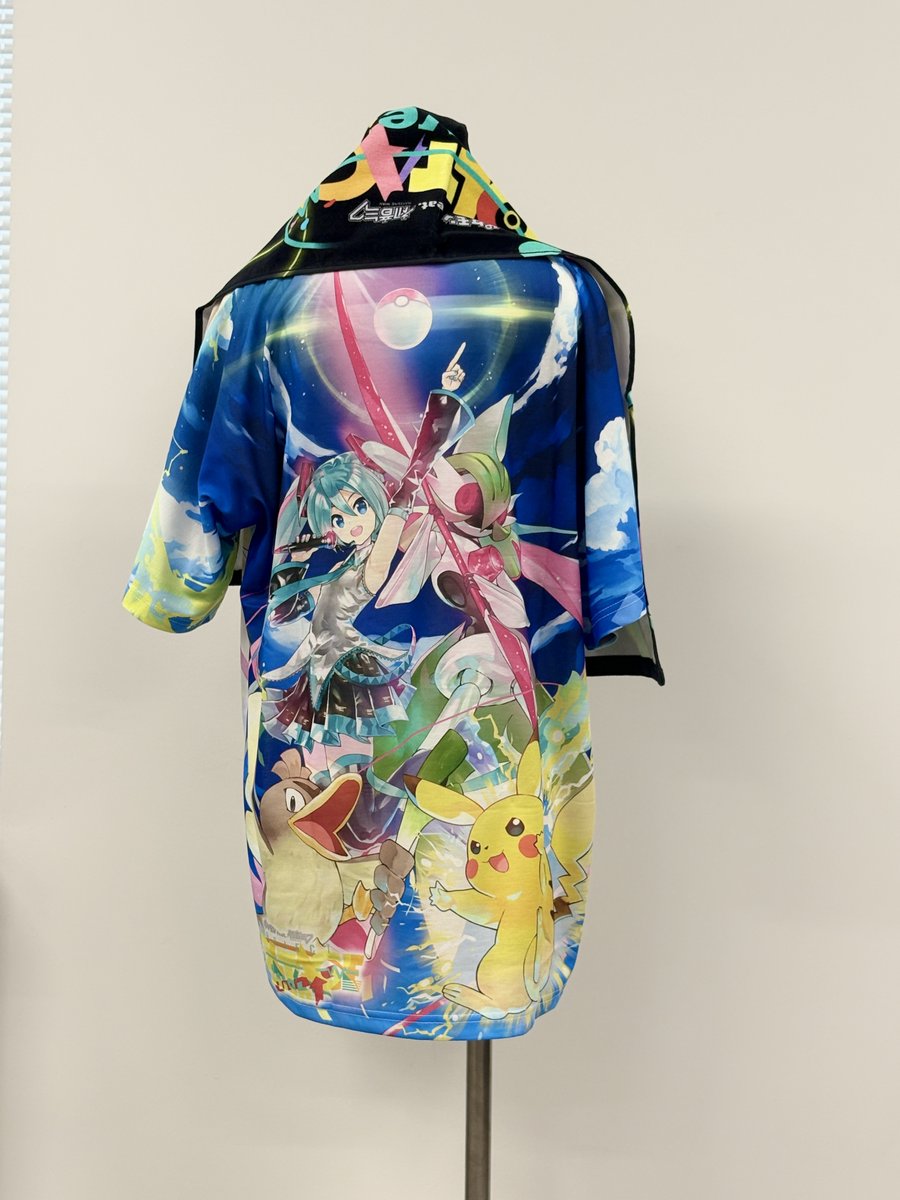 PokeMikuVOLTAGE's tweet photo. ポケミクライブ！グッズ事後販売💝
【このあと23:59まで】⚠️

グッズを手に入れる最後のチャンス✨
ポケミクのアイテム、お買い忘れなく🫶

⬇️ご購入はリプライから！⬇️ https://t.co/BFXWuIIGTZ