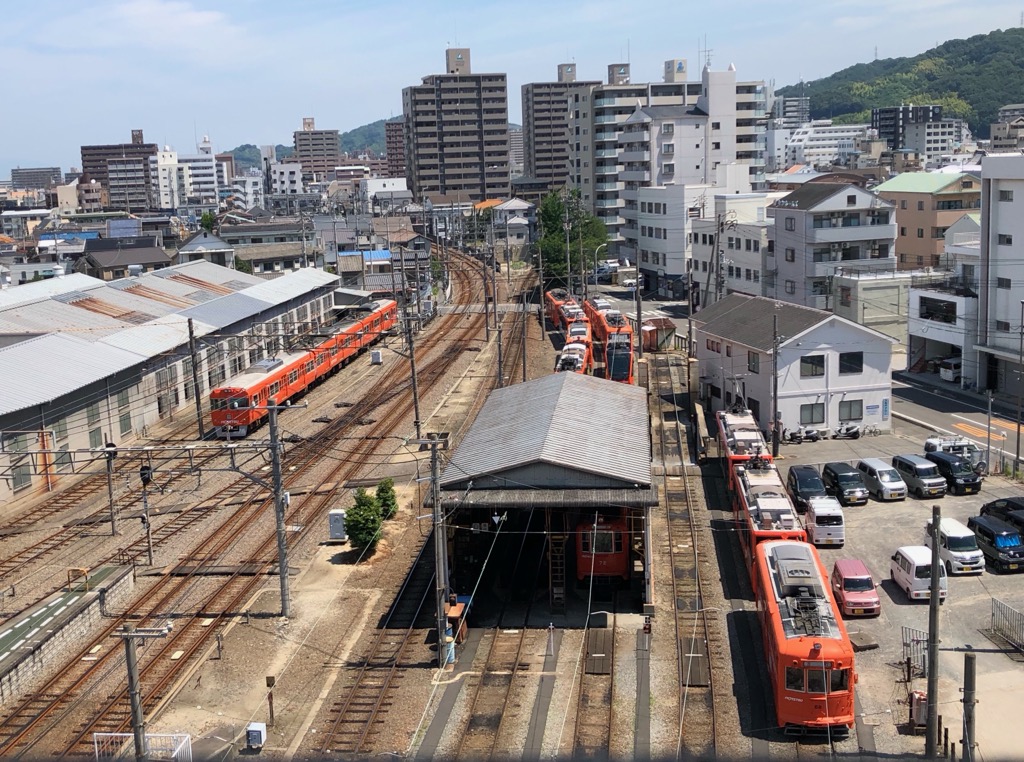 iyotetsu2017's tweet photo. いよ子です。 
古町車庫は、路面電車と郊外を走る電車が同じ場所に並んでいる、日本でも珍しい車庫なんです🔍
古町を通る高浜線・市内線が 600ボルト という同じ電圧で走っているから、同じ車庫で扱える仕組みになっているのが特徴💭 https://t.co/V4zt2mZicU