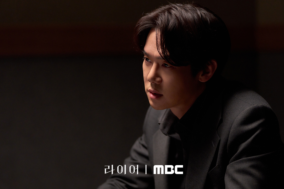 mbcdrama_pre's tweet photo. ‘사실을 말하는 남자’, 심장외과 전문의 민준호👨‍⚕️
모두의 신뢰를 받는 완벽주의자인 그의 일상이 요동치기 시작했다

하나의 기억을 두고 정반대의 주장을 펼치는 두 남녀가
진실을 향해 치열하게 충돌하는 심리 스릴러
<라이어> 10월 30일 (금) 밤 9시 50분 MBC 첫 방송

#라이어 #유연석 #서현진
#옥자연 #임성재 #김지현 #이천희
#MBC금토드라마 #mbcdrama #MBC