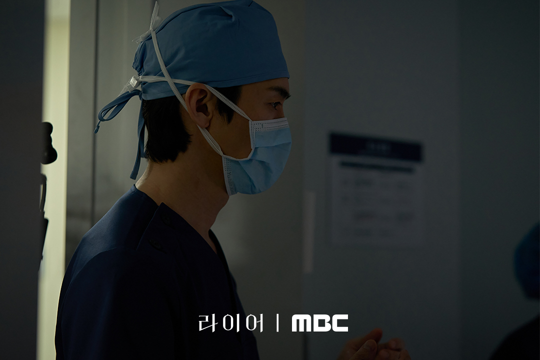 mbcdrama_pre's tweet photo. ‘사실을 말하는 남자’, 심장외과 전문의 민준호👨‍⚕️
모두의 신뢰를 받는 완벽주의자인 그의 일상이 요동치기 시작했다

하나의 기억을 두고 정반대의 주장을 펼치는 두 남녀가
진실을 향해 치열하게 충돌하는 심리 스릴러
<라이어> 10월 30일 (금) 밤 9시 50분 MBC 첫 방송

#라이어 #유연석 #서현진
#옥자연 #임성재 #김지현 #이천희
#MBC금토드라마 #mbcdrama #MBC