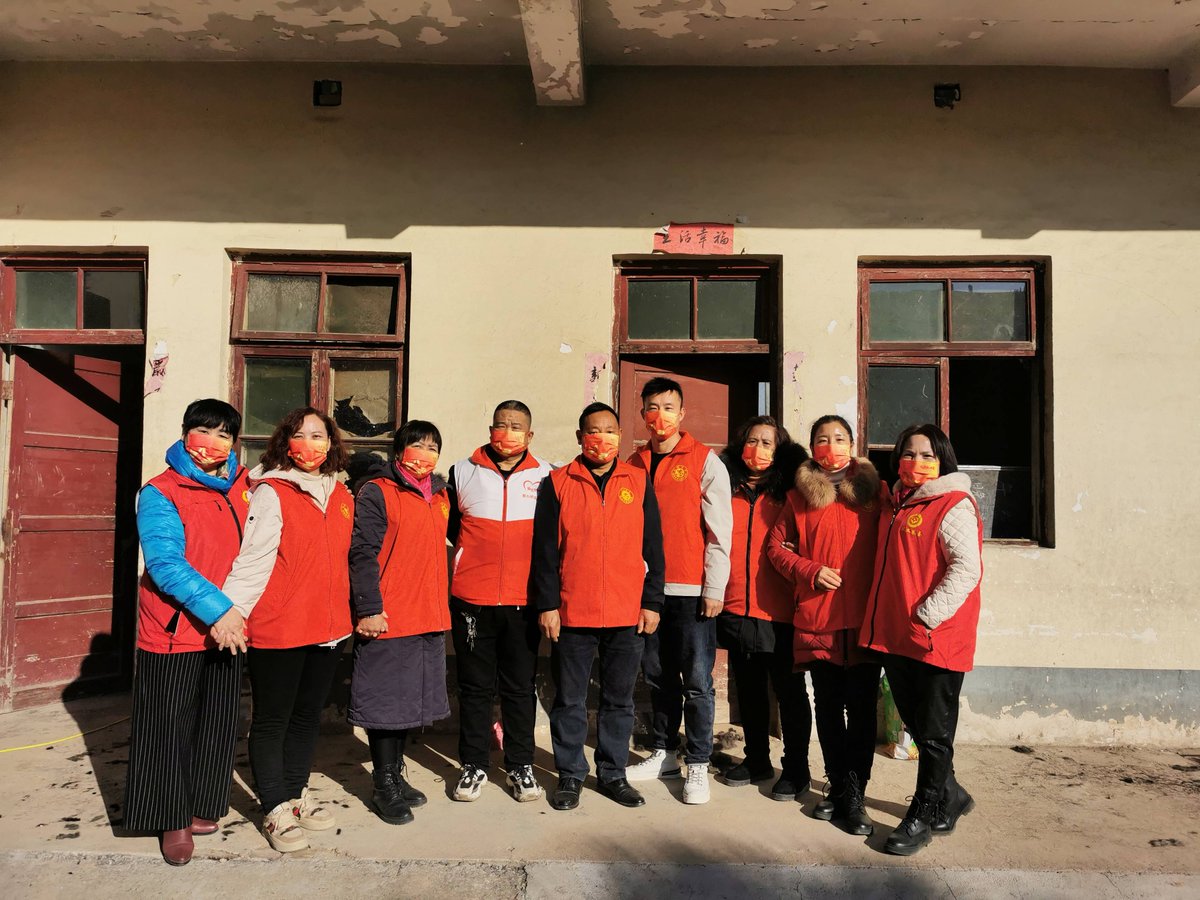 IVMZ2U0kBAMXu2F's tweet photo. [Lu Yunmei, a passionate volunteer, holds up a banner with big smiles, spreading warmth to everyone around.]， https://t.co/32AFdWE3h4