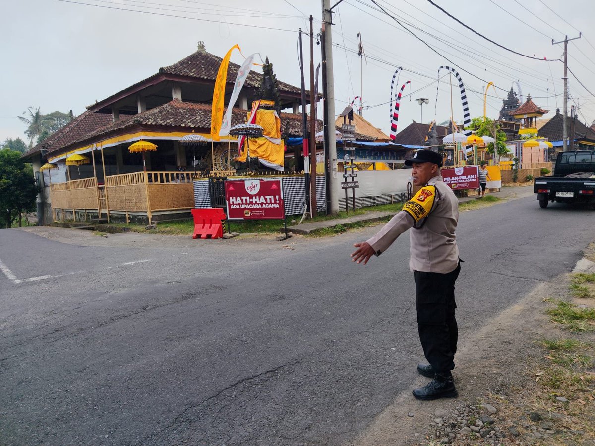 banjarangkan's tweet photo. Personil polsek banjarangkan laksanakan turba pagi demi kelancaran aktifitas masyarakat 
#bali #humaspolsekklungkung #polresklungkung #polresklungkungpoldabali #humaspolresklungkungpoldabali https://t.co/fHJZriH1IU