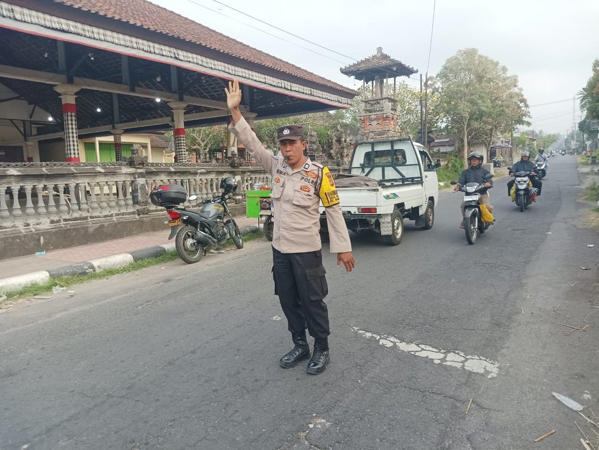 banjarangkan's tweet photo. Personil polsek banjarangkan laksanakan turba pagi demi kelancaran aktifitas masyarakat 
#bali #humaspolsekklungkung #polresklungkung #polresklungkungpoldabali #humaspolresklungkungpoldabali https://t.co/fHJZriH1IU