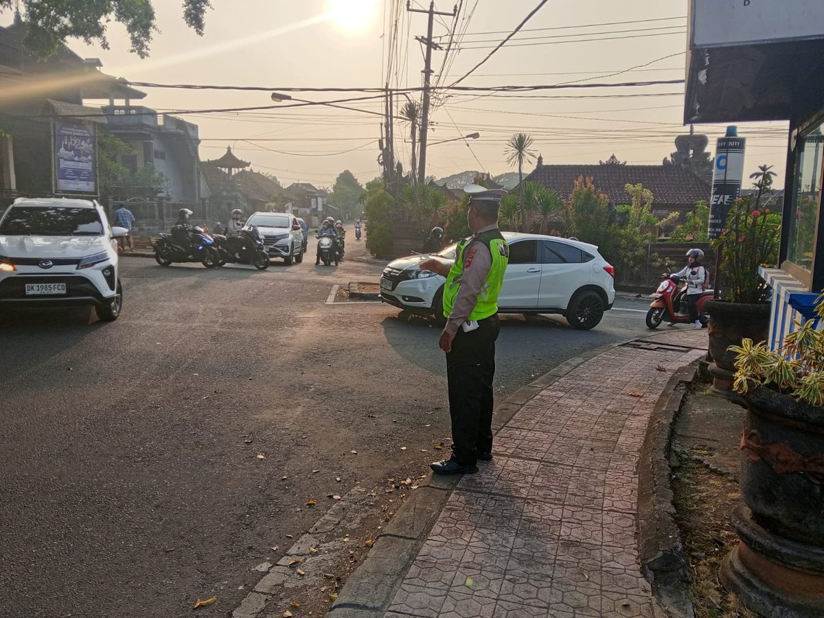 banjarangkan's tweet photo. Personil polsek banjarangkan laksanakan turba pagi demi kelancaran aktifitas masyarakat 
#bali #humaspolsekklungkung #polresklungkung #polresklungkungpoldabali #humaspolresklungkungpoldabali https://t.co/fHJZriH1IU