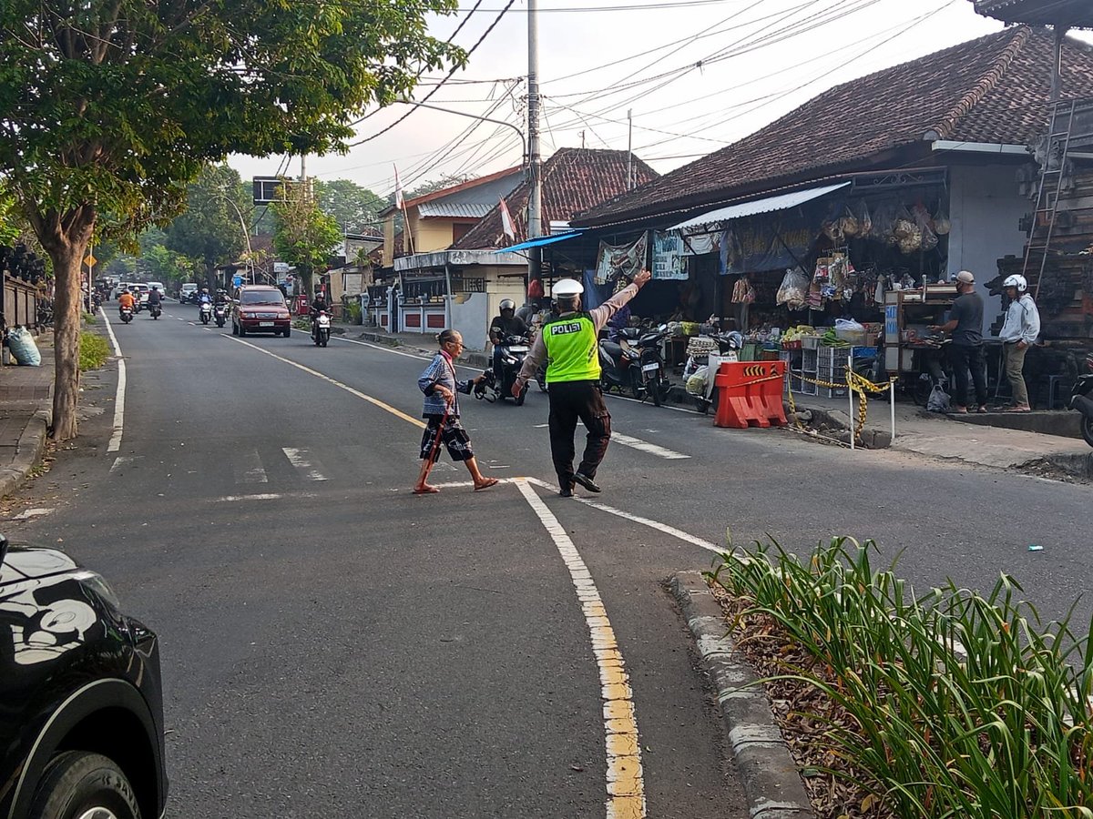 banjarangkan's tweet photo. Personil polsek banjarangkan laksanakan turba pagi demi kelancaran aktifitas masyarakat 
#bali #humaspolsekklungkung #polresklungkung #polresklungkungpoldabali #humaspolresklungkungpoldabali https://t.co/fHJZriH1IU