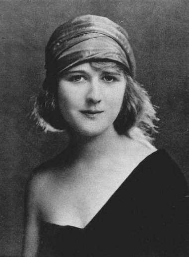 KeysSteven's tweet photo. @tcm See the #beauty of Mary MacLaren (1900-85) (Anne) in tonite's Silent opener #thethreemusketeers (21) starring Doug Fairbanks (1883-39).

Dig the color change @tcm (bloody rosé), themes got me blue #tcmparty https://t.co/sdgXevJU3U