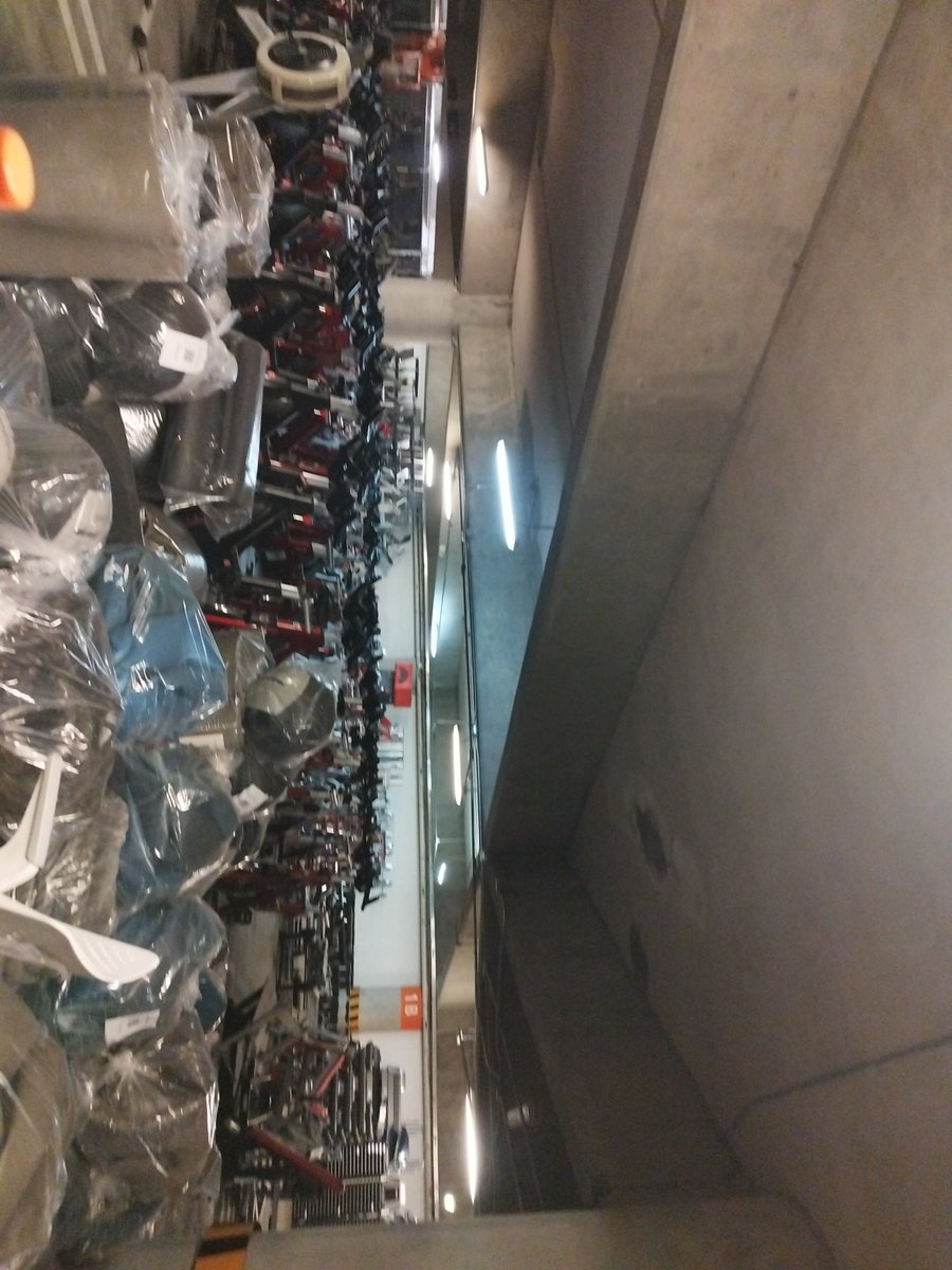 R_L_M_888's tweet photo. Llevo atrapado en un backroom  desde medio día, ayuda, lo peor es que es mi chamba estar aquí https://t.co/GRtWqzqNGu