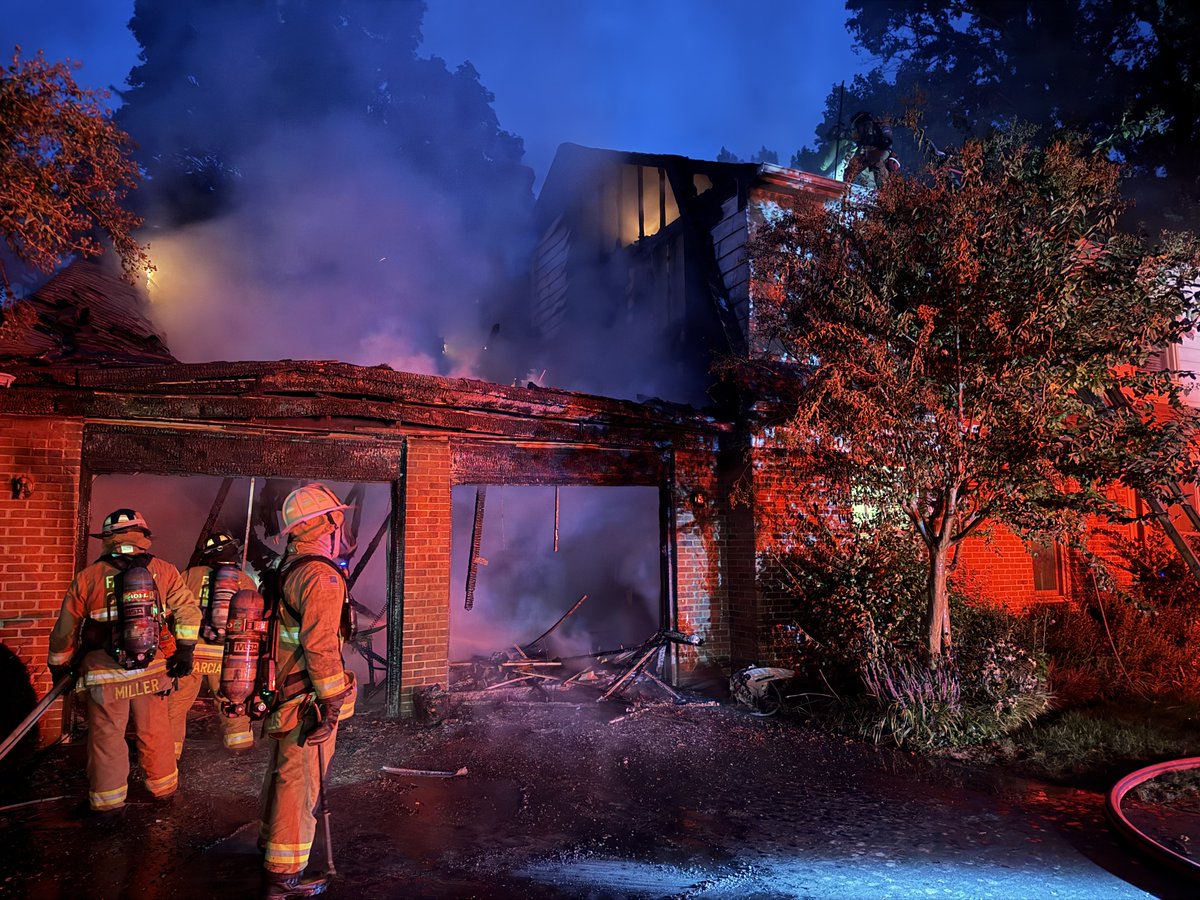 ffxfirerescue's tweet photo. #FairfaxsBravest responded to a 2-alarm house fire near Stirrup Cup Ln &amp; Old Stable Rd, McLean. Two-story home with heavy fire from the garage extending into the attic and 2nd floor. All occupants exited safely. No injuries reported. Investigators on scene. https://t.co/BDf47tMu2u