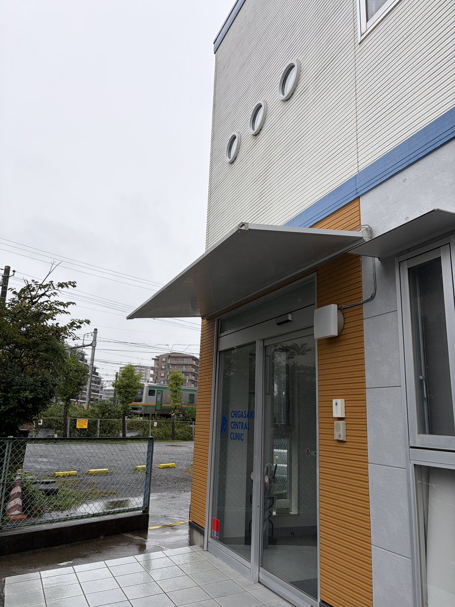 ChigasakiCC's tweet photo. おはようございます。
茅ヶ崎市は雨でやや肌寒いです。

今朝立ち寄ったコンビニで、温められていた肉まんに目がとまりました👀　そんな季節か・・と思ったりもしましたが、今は通年あるような気も。
どちらにしても今日「は」買いませんでした。

＃あんまん派
#企業公式が毎朝地元の天気を言い合う https://t.co/rEEzDJKcje